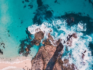 фото морского скалистого берега с бирюзовой водой сверху 