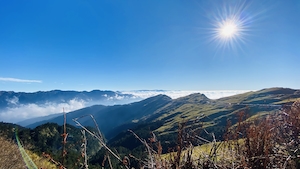 Пейзаж горы Хэхуань, дневное солнце в горах, голубое небо 