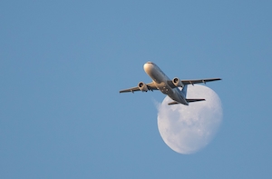 Луна и самолёт