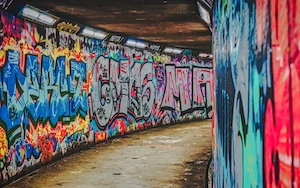 Яркие граффити украшают метро на Хай-стрит в центре Белфаста.