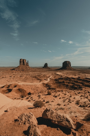 долина монументов, пески в пустыне, пейзаж в пустыне, песчаные карьеры, скалы из песчаника 