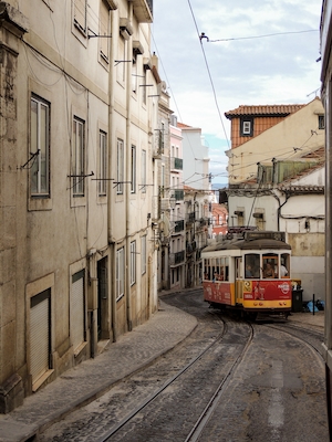Желтый трамвай на улице Лиссабона 
