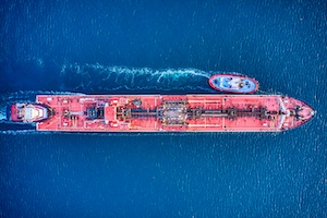 Красный нефтяной танкер