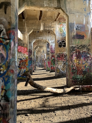 граффити на стене заброшенного здания 