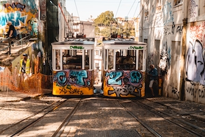 жатые трамваи с граффити в Лиссабоне 