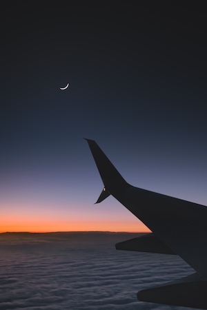 Крыло самолета и луна
