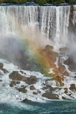 Радуга в ниагарском водопаде, водопад, отвесные скалы, бирюзовый водный бассейн