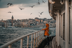 Человек стоит на палубе корабля в Стамбуле 