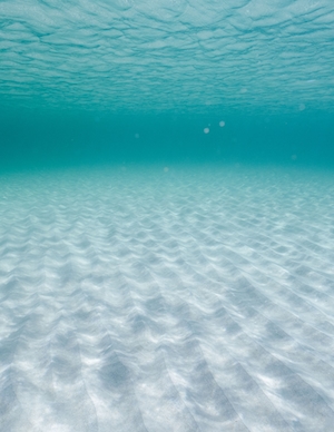 пузыри воздуха под водой, текстура воды, подводный мир, белый песок на дне 