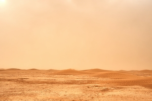 После песчаной бури в воздухе все еще много пыли, песчаная дюна, пески в пустыне, пейзаж в пустыне