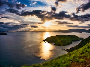 С вершины острова Падар, остров, освещенный солнечным сиянием.