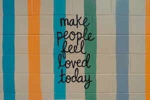 Распространяй любовь, милое граффити на стене 