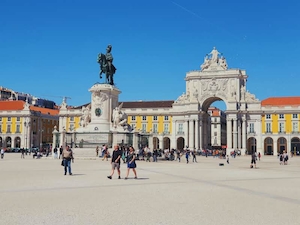 Площадь Комерико в Лиссабоне в солнечный день.