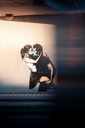 граффити влюбленная пара в медицинских масках 
