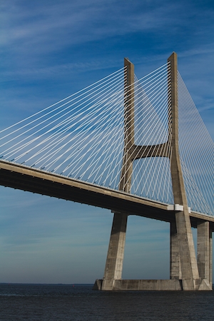 Бетонный мост, фото снизу 