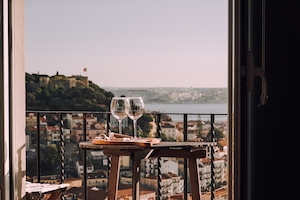 Ужин для двоих на балконе с видом на панораму города 