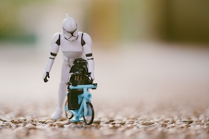 Малыш Дарт Вейдер учится ездить на велосипеде, игрушечные фигурки 