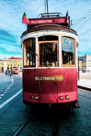 Лиссабон, Португалия, красный трамвай спереди 