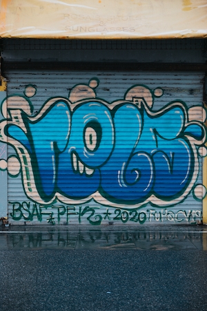 голубое граффити на стене 