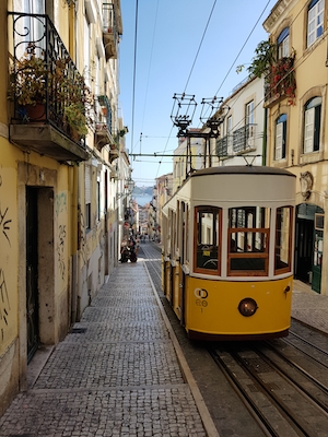 Желтый трамвай в Лиссабоне