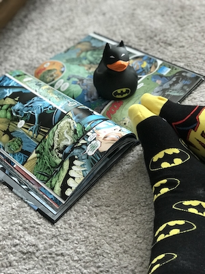 Бетмэн комикс, игрушка и носки 