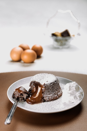 Шоколадный десерт Бубле - маленький торт на тарелке