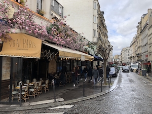 Парижское кафе с видом на улицу Монмартр