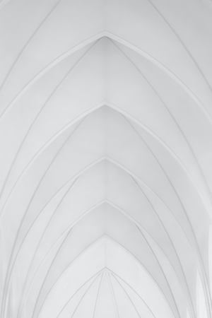 Белые геометрические арки 
