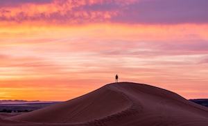 Песчаные дюны в пустыне Сахара, песчаная дюна, пески в пустыне, пейзаж в пустыне, человек идет по песку 