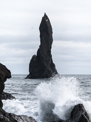 Пляж с черным песком, Исландия, черные скалы 