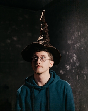 распределительная шляпа на голове парня в зеленой толстовке, Гарри Поттер 