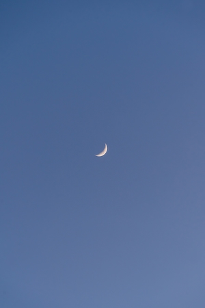 Упрощенный, минималистичный снимок Луны во время заката.