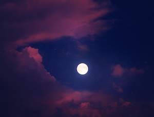 полная луна на темном закатном небе