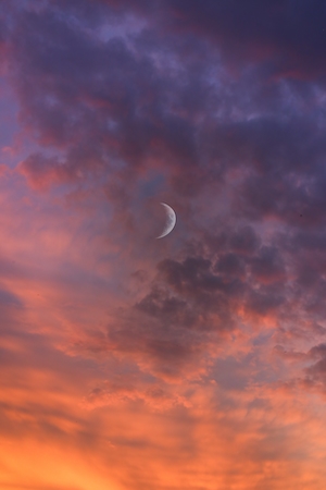  луна на небе во время заката в окружении облаков 