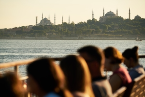 Стамбул из Турции, люди на корабле 