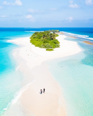 Изоляция на Мальдивах, остров в бирюзовом море, белый песок и пальмы 