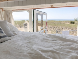 фургон для путешествий на пляже, белая постель 
