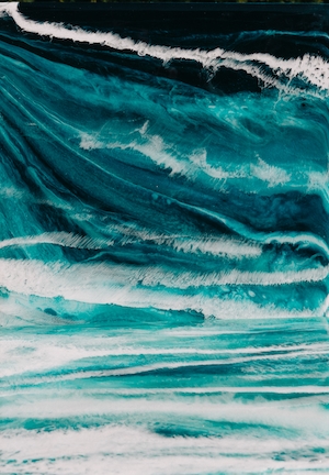 морская волна, крупный план, бирюзовые и темно-синие полосы, фото сверху 