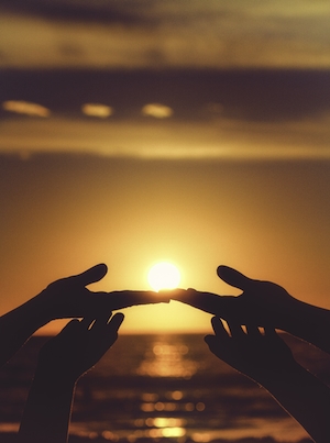 Солнце и руки