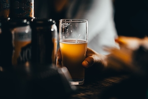 Крафтовое пиво в стеклянном стакане 
