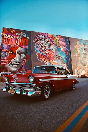 красочные граффити на стенах города, красная винтажная машина 