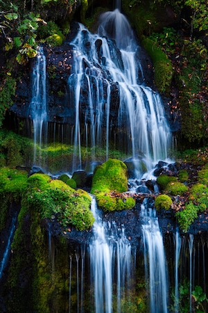 Водопад, комплекс каскадных водопадов, камни, несколько уровней тропических водопадов 