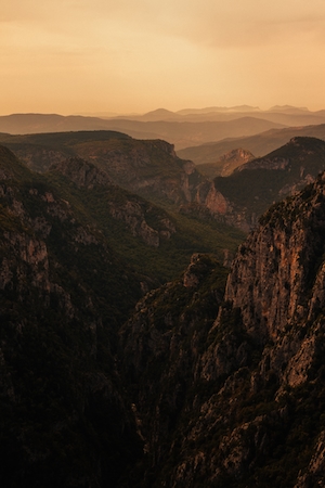 горы красного каньона на закате