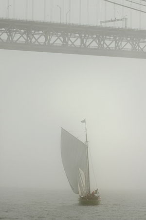 Лиссабон, река Тежу, туман, дымка, традиционная лодка