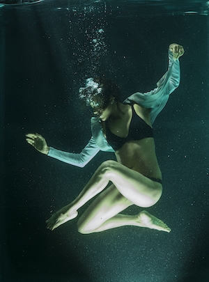подводная фотография, девушка в рубашке и бикини под водой 