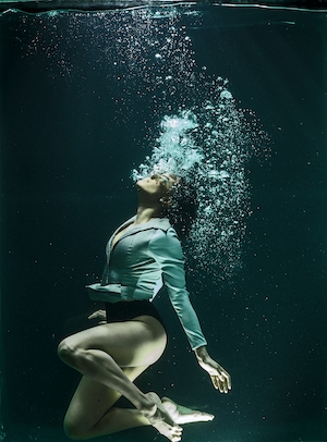 девушка в одежде плавает под водой, фотосессия под водой 