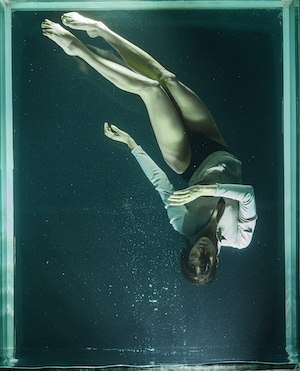 девушка в одежде плавает под водой, фотосессия под водой 