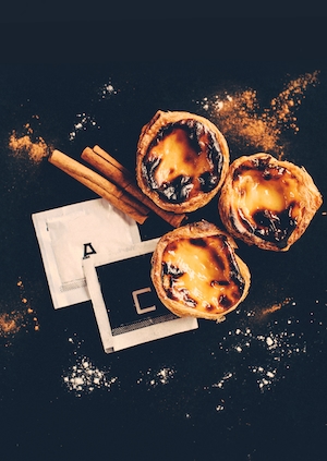 Традиционный португальский десерт пастель де ната на черном фоне