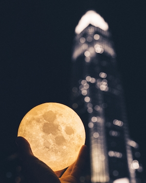 фонарь "полная луна" перед зданием