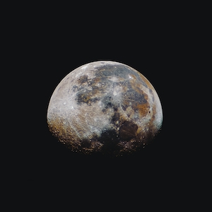 фото луны на черном фоне 
